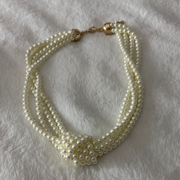 Luxurious Gold and Pearl Women's Necklace - Picture 1 of 3